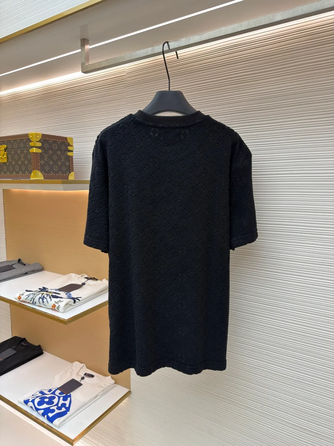 LOUIS VUITTON embossed terry short sleeves ●Original version: Purchased and developed at 9350 ●Item number: 1682412-A00 ●Fabric: terry luxury terry fabric ●Technology: embossed jacquard production ●Color: black ●Version: Fitted version ●Weight: about 345 grams ●Size: S-M-L-XL ●Description: Customized soft cotton blended terry luxury terry fabric with clear texture Plump and lazy, comfortable and close to the skin, with navy blue as the main tone, as calm and profound as the deep sea, the full-width Monogram embossing makes a stunning appearance. It is a gorgeous bloom of Louis Vuitton's classic elements. It is fully recognizable and interprets unparalleled fashion style. The suit is worn for worry-free wear. Three-dimensional relief jacquard technique uses a high-density electronic jacquard machine to achieve the Monogram three-dimensional effect through the "positive and negative layer weaving method". Apply heat pressure to the fabric locally using a customized mold to hot-melt the fibers in specific areas. The permanent embossed contour infrared positioning cutting machine achieves precise positioning of materials through infrared emitters and infrared receivers. The accuracy can reach the micron level, thereby meeting the effect of Monogram alignment and high-precision cutting. The fabrics have been washed and have a better hand feel and texture. They are not easy to deform, shrink or fade, and maintain long-term beauty. The overall wiring is straight and delicate, the fabric is comfortable and soft, and the color is consistent without color difference. It can be matched with the same style to create a fashionable look and control various occasions. Customized accessories, complete with three standards, same style for men and women!